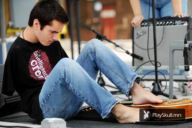 “Гаргүй” гитарчин залуугийн гайхалтай үзүүлбэр